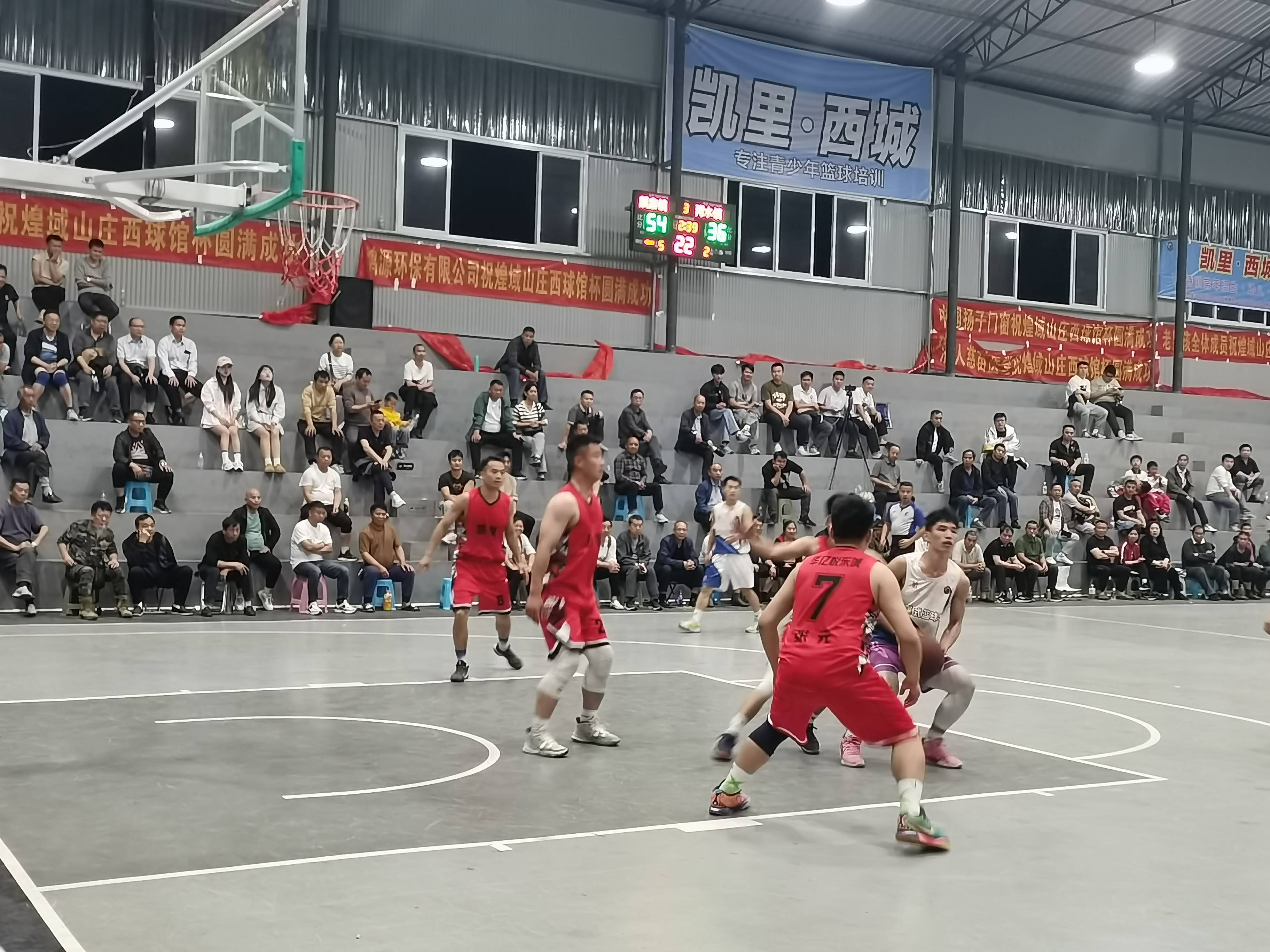 超级联赛擂台赛，球员们斗志昂扬